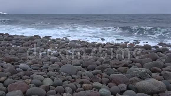 在海滩上的石头巴伦支海海岸俄罗斯Teriberka视频的预览图