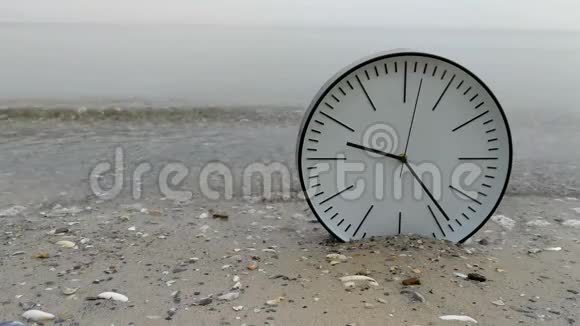 4K时间概念背景沙滩海大白钟视频的预览图