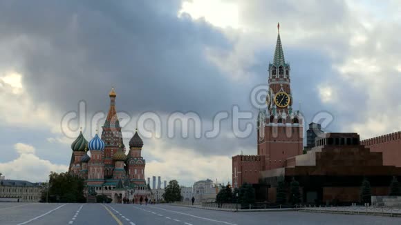 俄罗斯红色广场上的圣巴斯尔斯大教堂克里姆林宫的塔楼和城墙视频的预览图