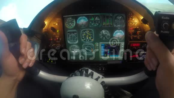 飞行员对飞机飞行控制系统有问题手敲面板视频的预览图