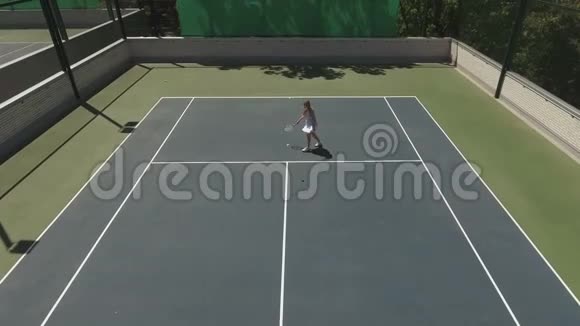 漂亮的金发女人在球场上打网球视频的预览图