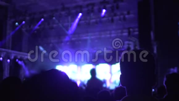 观众在音乐会上听音乐观看精彩的照明节目视频的预览图