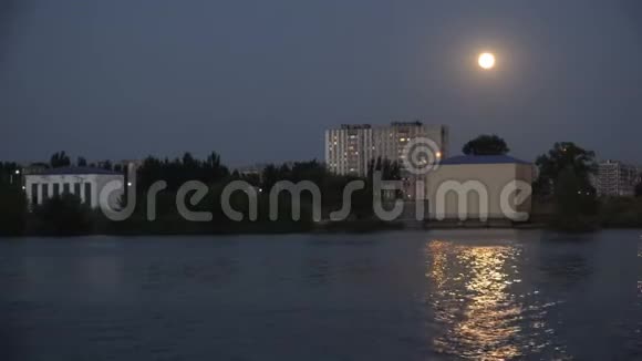 黄昏的城市水在月光下视频的预览图