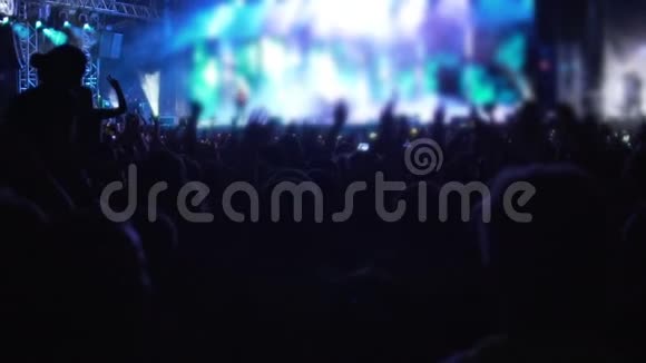 音乐会上欢乐人群的影子随着音乐起舞人们挥舞着双手慢悠悠地视频的预览图