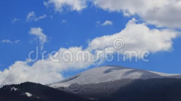 在法国比利牛斯的雪景上移动的云的时间推移视频的预览图