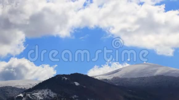 在法国比利牛斯的雪景上移动的云的时间推移视频的预览图