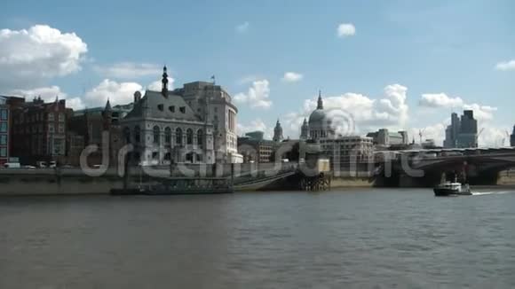 伦敦泰晤士河畔圣保罗大教堂视频的预览图
