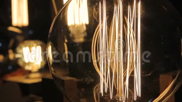 装饰爱迪生灯泡内的灯丝闪烁设计创意视频的预览图