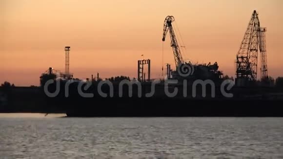 在海港码头上的船视频的预览图