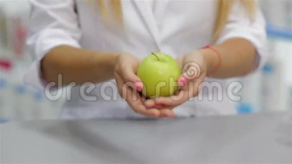 药剂师拿着一个苹果视频的预览图