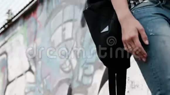 一个女孩正靠在墙上散步视频的预览图