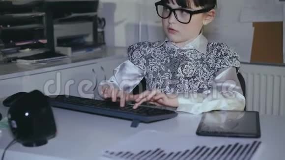 小女孩在办公室里用电脑和平板电脑工作4K视频的预览图
