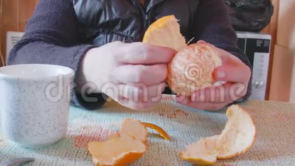 女性剥皮橘子视频的预览图