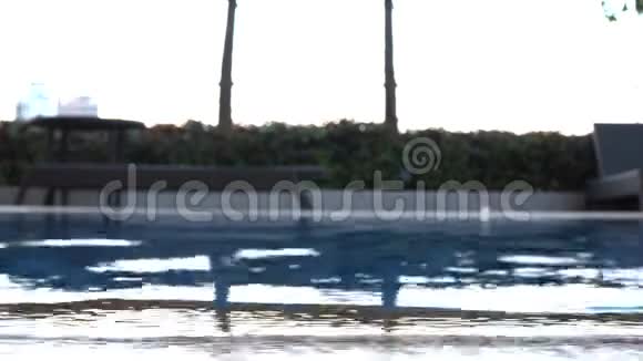水池中的水运动接近选择性聚焦视频的预览图
