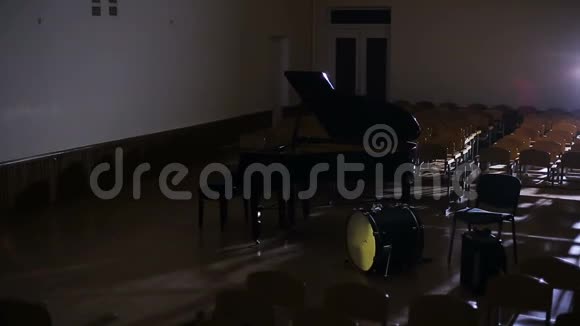 灯亮着音乐家们来到乐器旁视频的预览图