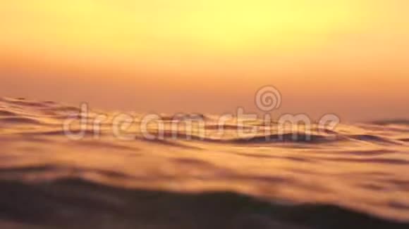 夜晚缓慢的海洋美丽的夏日时光海水海浪水面自然漂浮下沉视频的预览图