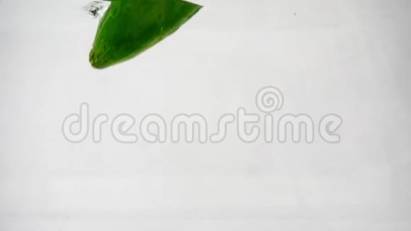 绿黄瓜在水里溅起水花和气泡视频的预览图
