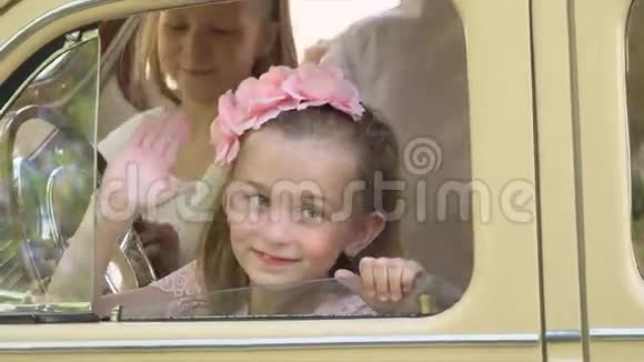 小女孩坐着复古车向前玩视频的预览图