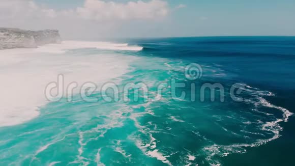 碧海蓝天巴厘岛有大浪视频的预览图