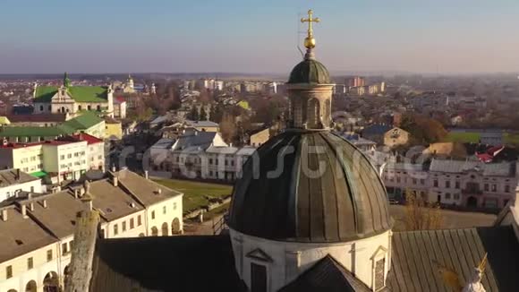乌克兰利沃夫地区Zhovkva历史中心鸟瞰图无人机射击视频的预览图