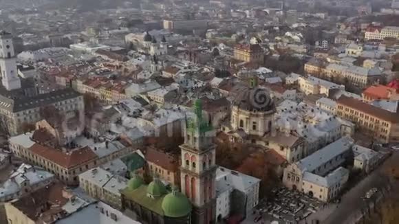 利沃夫历史中心鸟瞰图用无人机射击超脱视频的预览图
