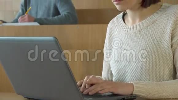 女学生在笔记本电脑上打字视频的预览图