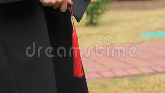 戴着红缨毕业帽的女学生典礼视频的预览图