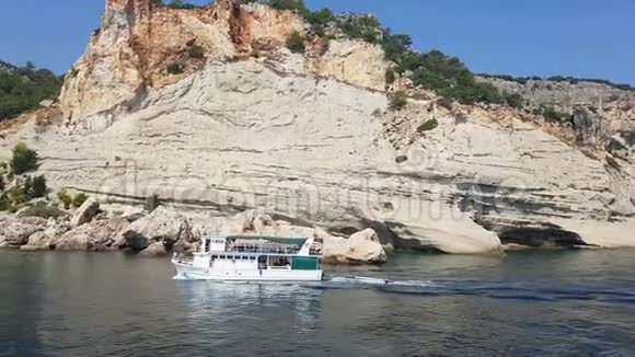一艘旅游游艇在地中海沿岸航行视频的预览图