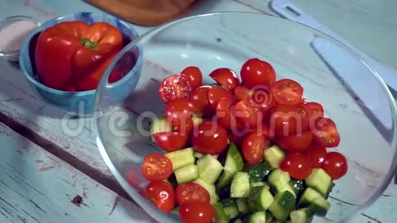 慢动作厨房健康西红柿黄瓜橄榄秋天有机碗沙拉视频的预览图