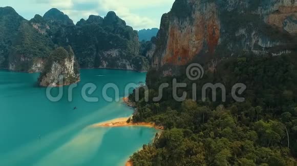空中湖上的山脉和丛林鸟瞰景色视频的预览图