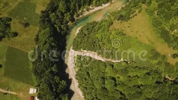 塔拉河峡谷从上面黑山空中无人机镜头视频的预览图