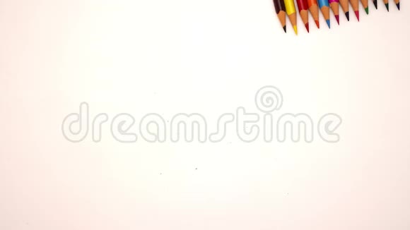 白色背景的彩色铅笔停止运动动画视频的预览图