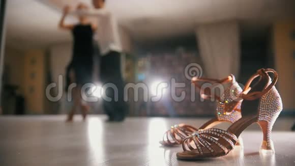 模糊的职业男人和女人在工作室里穿着服装跳舞拉丁舞在前台穿着交际鞋动作缓慢视频的预览图