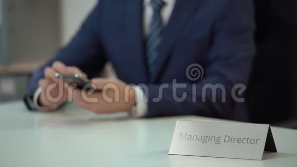 繁忙的董事总经理使用手机应用程序检查业务时间表视频的预览图