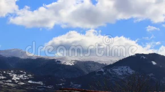 在法国比利牛斯的雪景上移动的云的时间推移视频的预览图