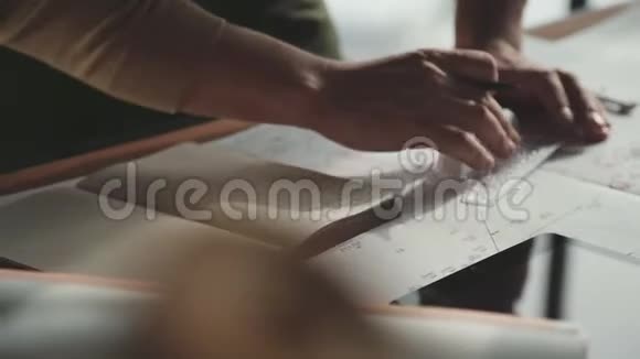 仪器和办公室为设计师男性用铅笔画画视频的预览图