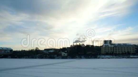 全景视频俯瞰江上冬城从工厂的烟囱冒出浓烟视频的预览图