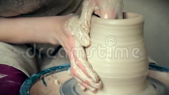 女人女孩创造双手形成形状壶白色粘土特写宏观视频的预览图