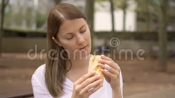 严肃的女商人穿着白色衬衫坐在公园里的肖像职业女性休息时间视频的预览图