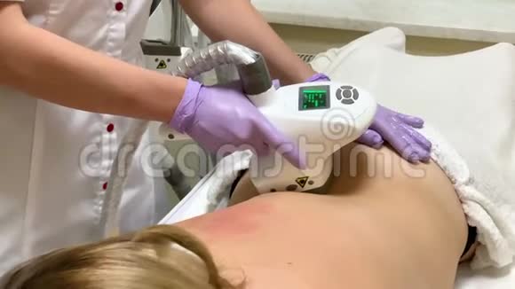 皮肤护理美容师给女人做背部液化石油气按摩视频的预览图