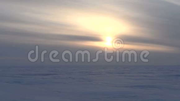 雪车在日落时在湖面的冰上离开视频的预览图