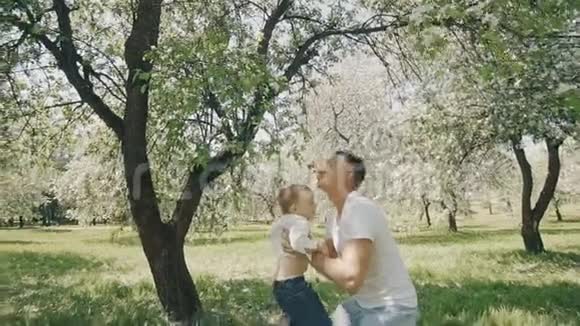 父子在公园玩父亲把孩子抱在怀里吐出来视频的预览图