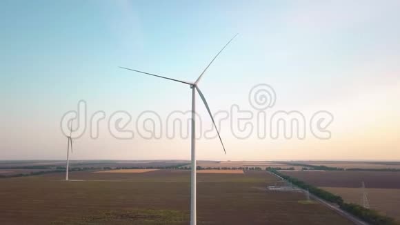 空中观景风力涡轮机风力场上的风车可持续发展可再生能源视频的预览图
