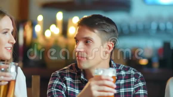 快乐的朋友坐在咖啡馆边吃边喝酒视频的预览图