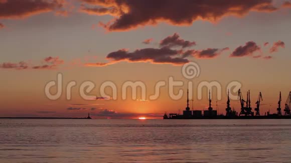 夕阳下美丽的云彩笼罩着海港金色的云彩笼罩着海港视频的预览图