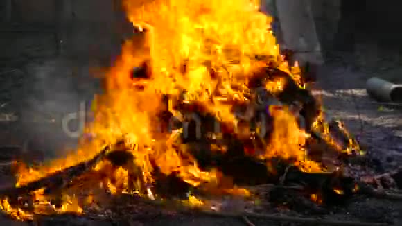 在大火中燃烧着建筑碎片视频的预览图