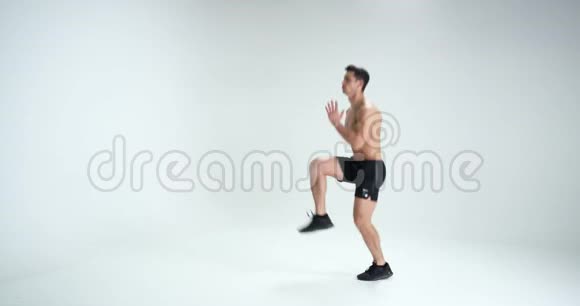 肌肉男在白色背景下热身红色EPIC4k视频的预览图