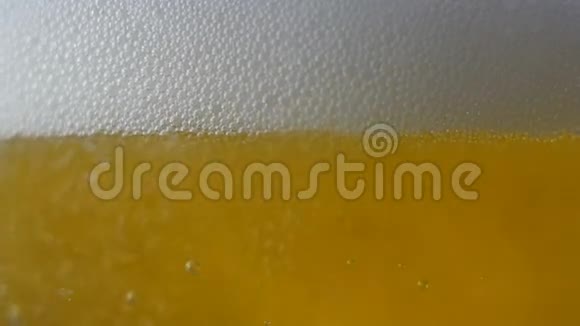杯中的啤酒视频的预览图