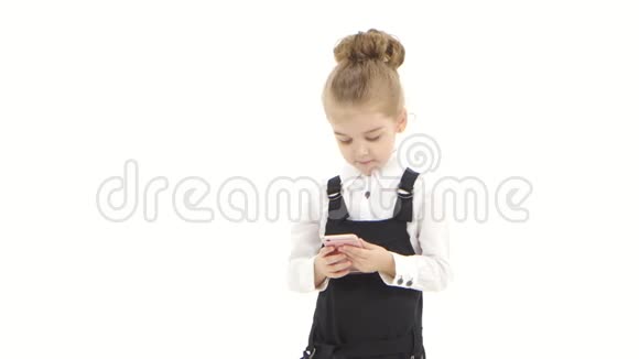 当宝宝在智能手机上写信息时有个好主意视频的预览图