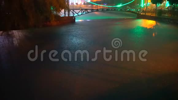 在一座五彩缤纷的大桥上的雨视频的预览图
